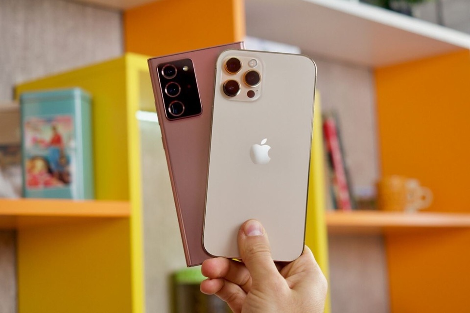 iPhone 12 Pro Max đọ dáng cùng Samsung Galaxy Note20 Ultra - 1 iPhone 12 Pro Max đọ dáng cùng Samsung Galaxy Note20 Ultra - 1