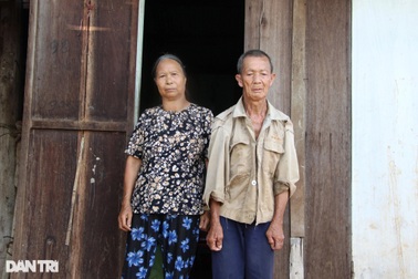 Xót xa mơ ước của vợ chồng cụ già ôm con tật nguyền trong căn nhà rách nát