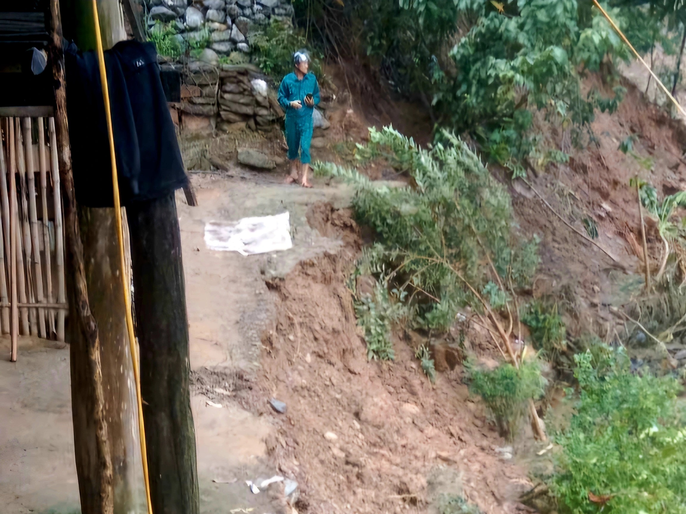 ទឹកជំនន់បំផ្លាញផ្ទះសម្បែងអស់ជាច្រើនខ្នងនៅស្រុកង៉ែអាន - ៩ Mưa lũ tàn phá, vùi lấp nhiều nhà dân ở huyện biên giới Nghệ An - 9