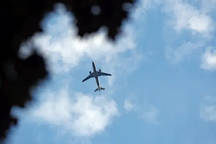 Sống sót thần kỳ sau hành trình đu càng máy bay từ Anh sang Hà Lan