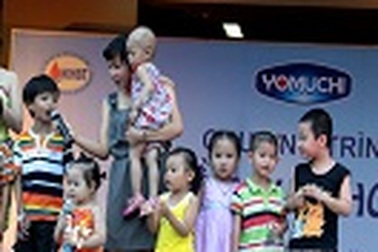 Ca sĩ Mỹ Linh hát cùng các bệnh nhân “nhí”