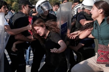 Cảnh sát Thổ Nhĩ Kỳ đụng độ dữ dội với đám đông người biểu tình