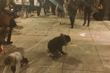 Người ủng hộ đổ xô viết thông điệp động viên bà Clinton trên vỉa hè