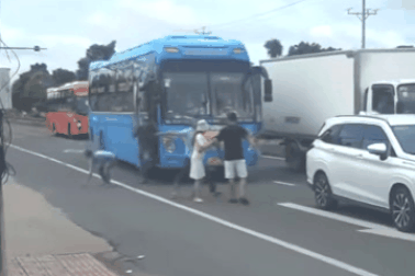 Xác minh clip 2 ô tô dừng trên quốc lộ 1A, 2 người đàn ông đuổi đánh nhau