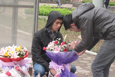 Thú vị nam sinh viên bán hoa ngày tình yêu