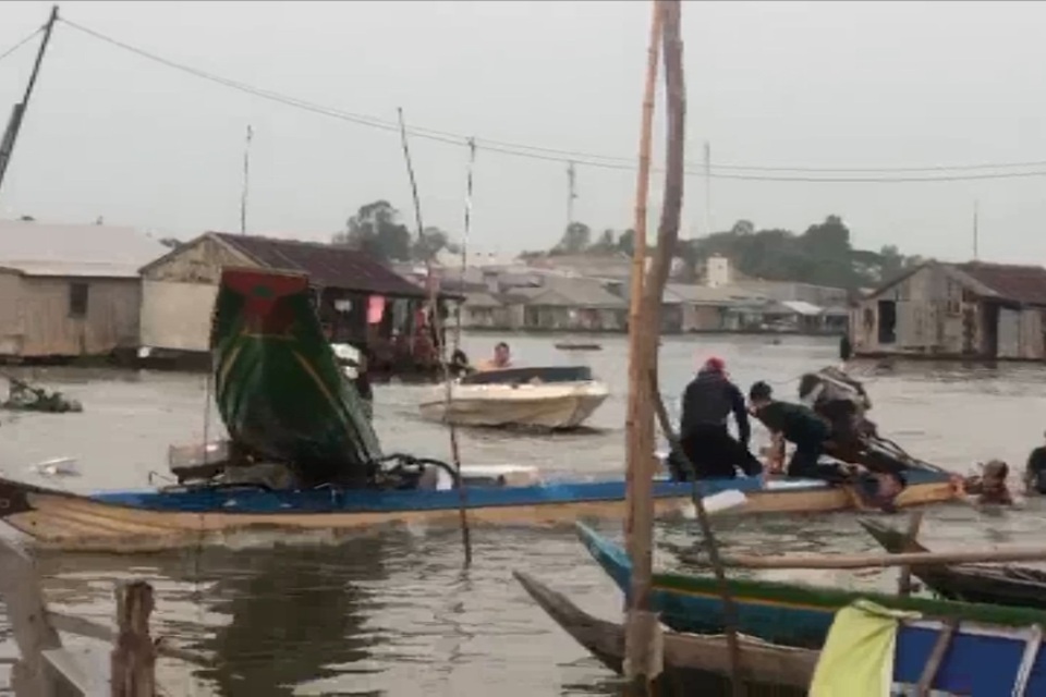 Bắt tạm giam 5 đối tượng lao xuồng máy vào công an để cướp lại hàng lậu - 2 Bắt tạm giam 5 đối tượng lao xuồng máy vào công an để cướp lại hàng lậu - 2
