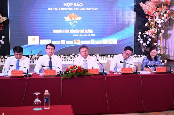 Ban tổ chức chủ trì buổi họp báo