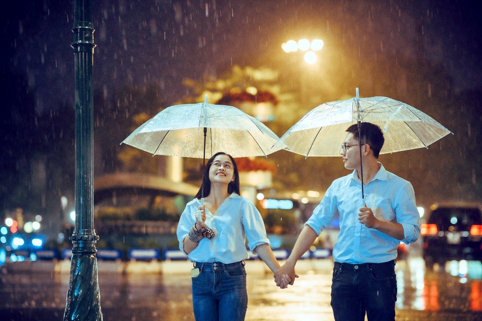 Ngắm Hà Nội lãng mạn trong mưa qua bộ ảnh của cặp đôi trẻ - 8 Ngắm Hà Nội lãng mạn trong mưa qua bộ ảnh của cặp đôi trẻ - 8