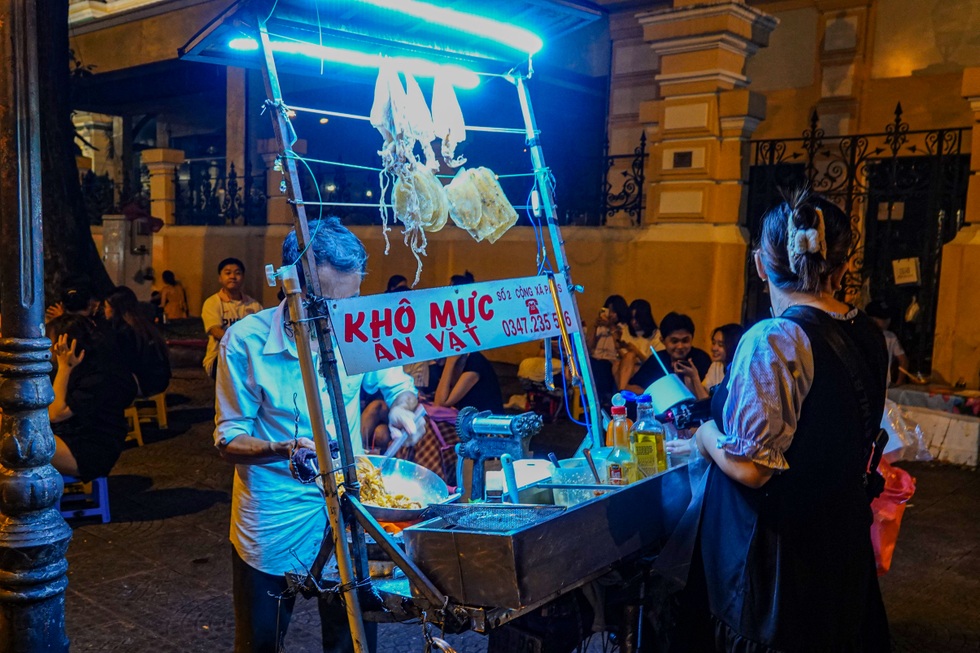 Lão gù ở nhà thờ Đức Bà với gánh hàng rong nuôi cả gia đình - 5 Lão gù ở nhà thờ Đức Bà với gánh hàng rong nuôi cả gia đình - 5