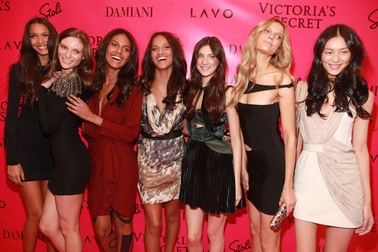 “Chân dài” Victoria's Secret vui vẻ tiệc tùng 