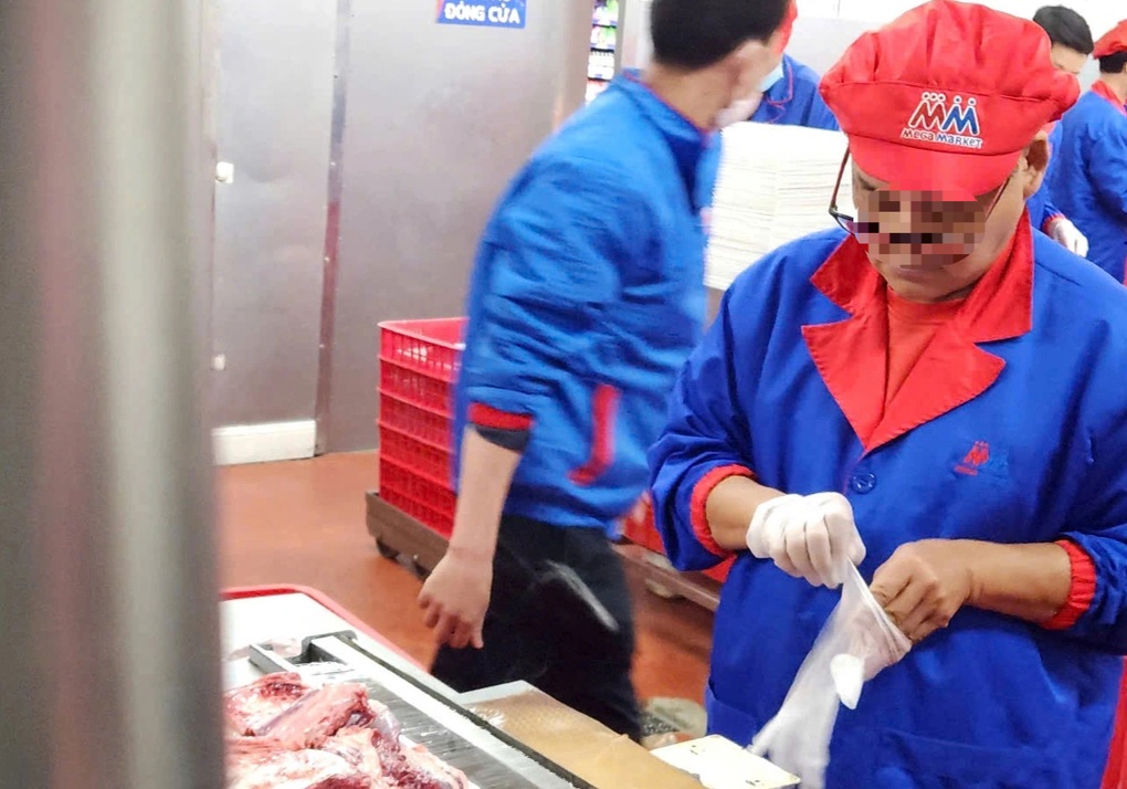 Siêu thị ở TPHCM có vấn đề trong khu sơ chế thực phẩm - 2 Siêu thị ở TPHCM có vấn đề trong khu sơ chế thực phẩm - 2