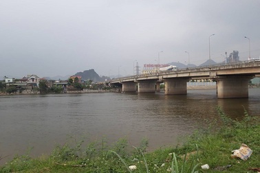 Nam thanh niên cứu bạn gái nhảy cầu, cả 2 cùng chết đuối