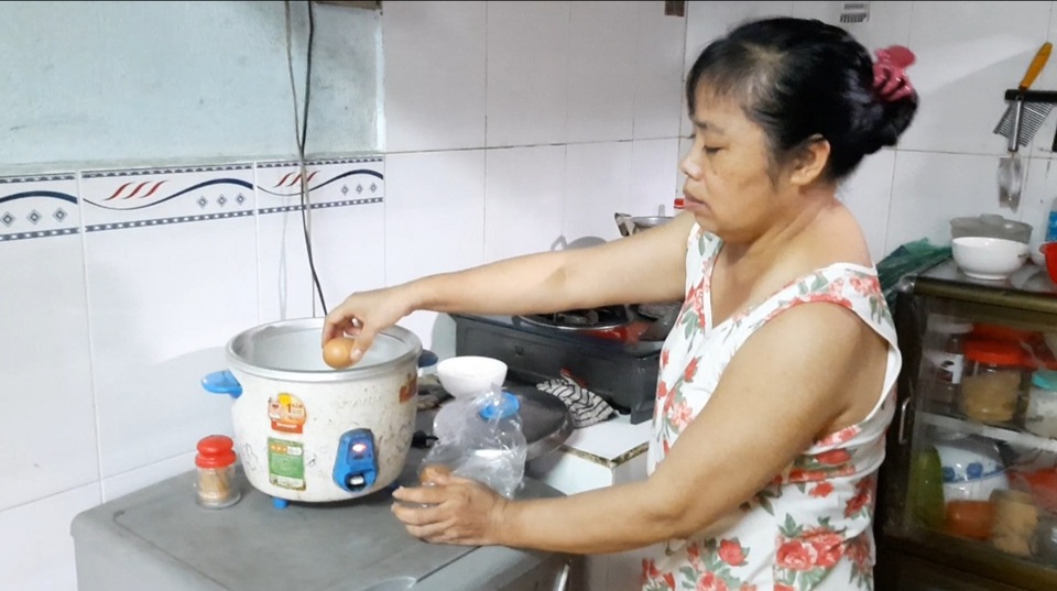 TPHCM: Bữa cơm không thịt của công nhân bị giảm lương vì Covid-19 - 4 TPHCM: Bữa cơm không thịt của công nhân bị giảm lương vì Covid-19 - 4