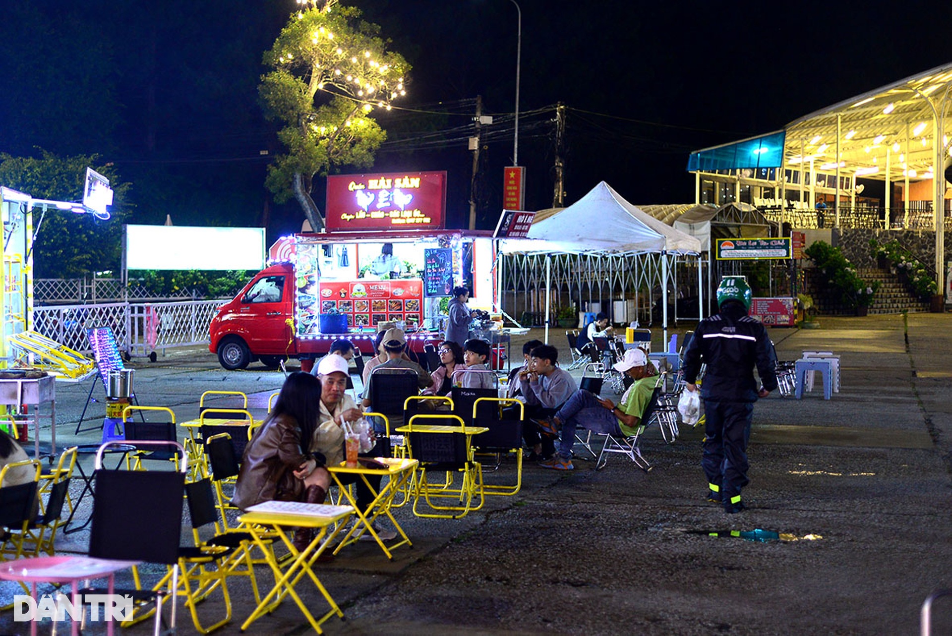 Đà Lạt buồn tẻ sau 22h vì hàng quán đóng cửa hết - 2 Đà Lạt buồn tẻ sau 22h vì hàng quán đóng cửa hết - 2