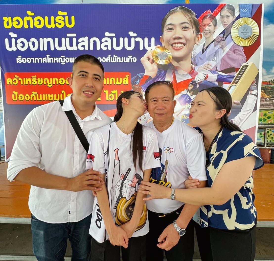 Thailändsk olympisk mästare tar med sig guldmedalj för att lägga vid sin mors grav - 4 Nhà vô địch Olympic Thái Lan mang HCV đến dâng bên mộ mẹ - 4