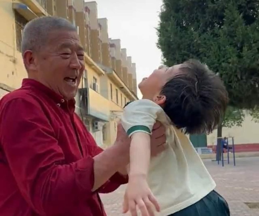 Cặp vợ chồng 70 tuổi nuôi con gái 5 tuổi gây xôn xao - 2