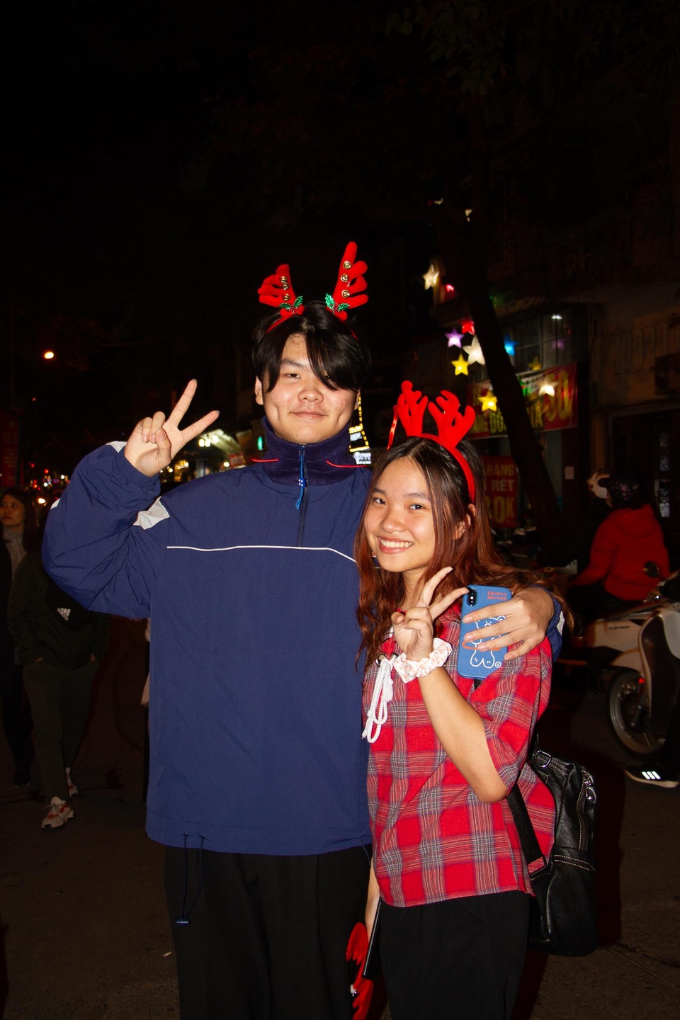 Những cặp đôi tình tứ đầy ấm áp trong đêm Noel - 2 Những cặp đôi tình tứ đầy ấm áp trong đêm Noel - 2