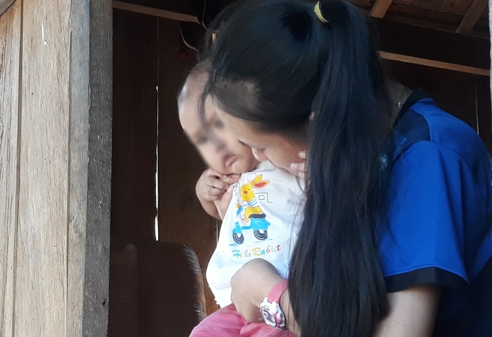 Ngậm ngùi những nữ sinh vừa ôn thi tốt nghiệp THPT vừa... chăm con - 1 Ngậm ngùi những nữ sinh vừa ôn thi tốt nghiệp THPT vừa... chăm con - 1