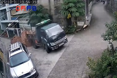 Xe ben gặp nạn khi leo dốc vì chở hàng quá nặng