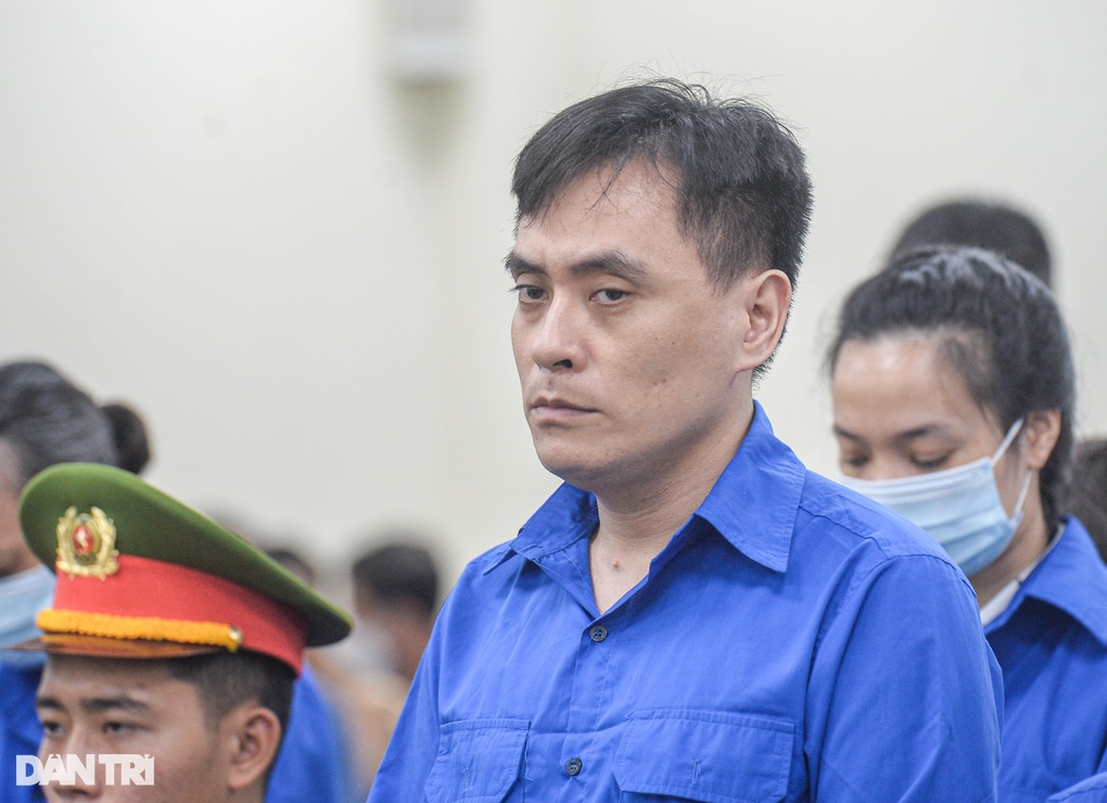 Cựu Cục phó Trần Hùng lĩnh 9 năm tù vì nhận hối lộ 300 triệu đồng - 4 Cựu Cục phó Trần Hùng lĩnh 9 năm tù vì nhận hối lộ 300 triệu đồng - 4