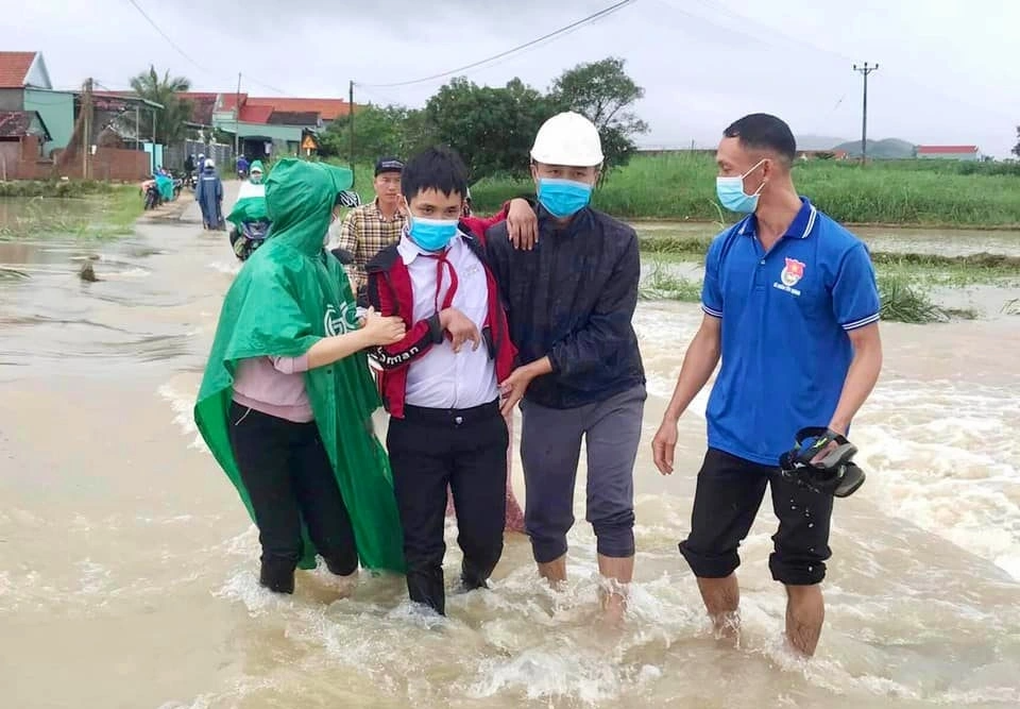 Thanh niên Bình Định sẵn sàng giúp dân trong mùa mưa bão - 3 Thanh niên Bình Định sẵn sàng giúp dân trong mùa mưa bão - 3