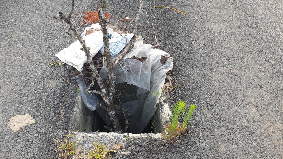 Lỗ hổng từ những chiếc nắp cống bị mất cắp - 1 Lỗ hổng từ những chiếc nắp cống bị mất cắp - 1