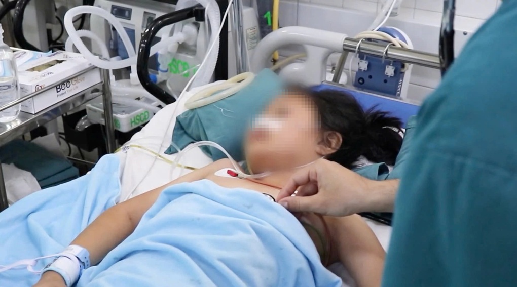 Đu mình trên cửa cuốn, bé gái gặp tai nạn nguy kịch - 1 Đu mình trên cửa cuốn, bé gái gặp tai nạn nguy kịch - 1