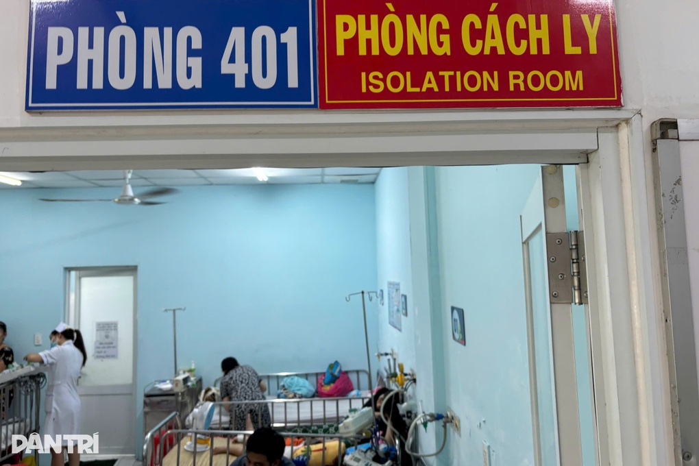 TPHCM: Hàng loạt trẻ mắc sởi nhập viện, 10 ca hết 9 là bệnh nhân ở tỉnh - 2 TPHCM: Hàng loạt trẻ mắc sởi nhập viện, 10 ca hết 9 là bệnh nhân ở tỉnh - 2