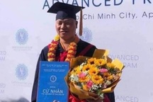 Sự thật bức ảnh "nhà sư ăn thịt chó" nhận bằng tốt nghiệp ĐH Luật TPHCM