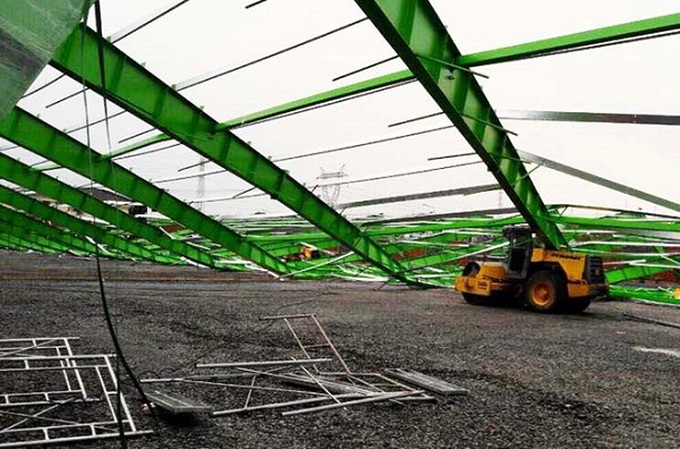 Khu nhà xưởng bị đổ sập do gió giật mạnh 