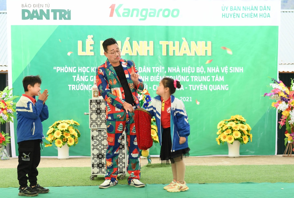 Khánh thành Phòng học Dân trí: Thầy trò hết cảnh vừa dạy, vừa lo lớp sập - 25 Khánh thành Phòng học Dân trí: Thầy trò hết cảnh vừa dạy, vừa lo lớp sập - 25