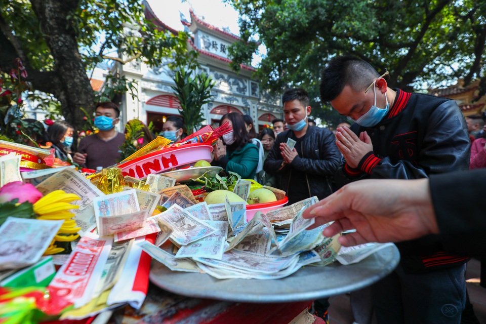 Hàng nghìn người đổ về Phủ Tây Hồ đi lễ - 9 Hàng nghìn người đổ về Phủ Tây Hồ đi lễ - 9