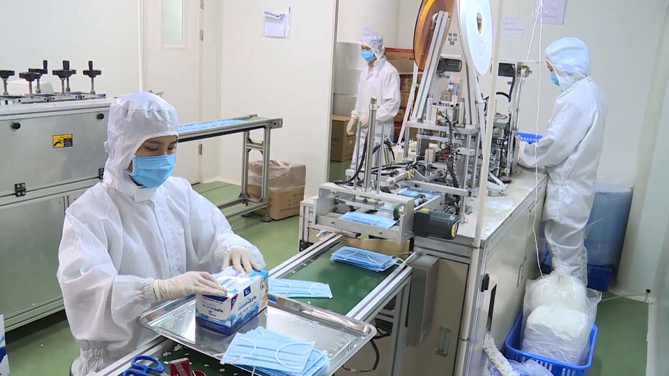 Cận cảnh quy trình sản xuất khẩu trang y tế thời dịch corona - 8 Cận cảnh quy trình sản xuất khẩu trang y tế thời dịch corona - 8