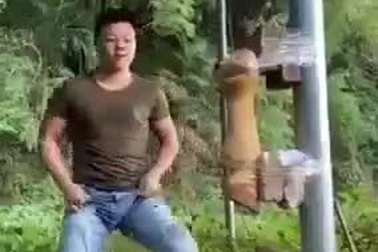 Võ sĩ Trung Quốc suýt chấn thương nặng khi biểu diễn "thiết cước"