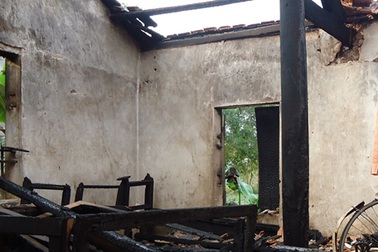 Vợ đòi ly hôn, chồng tẩm xăng đốt nhà