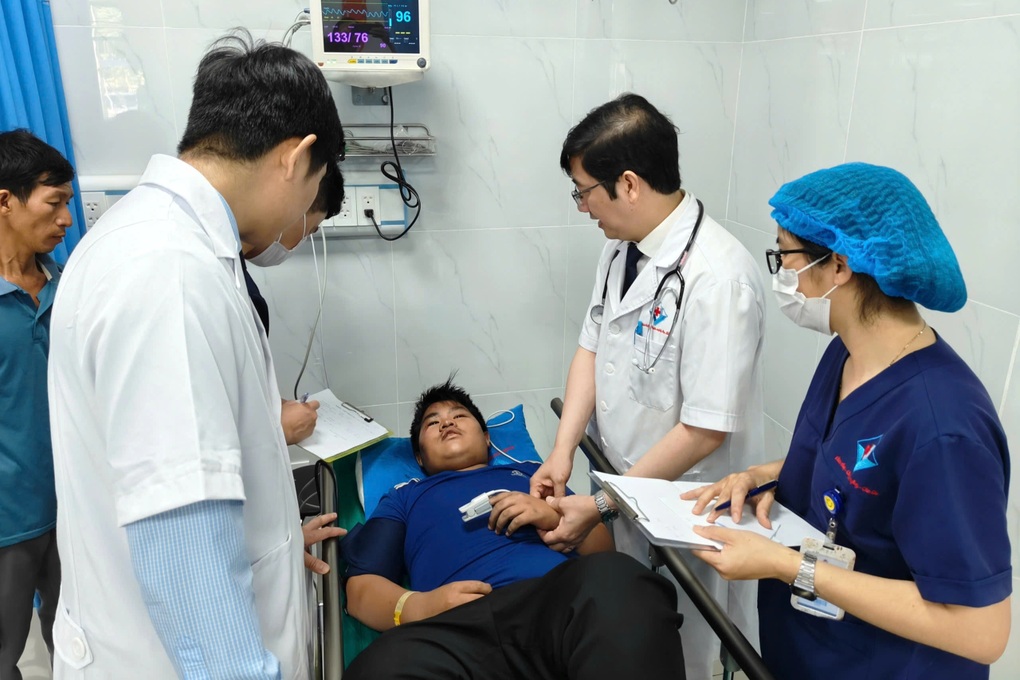 Vụ xe chở học sinh lật ngửa: Nhiều em mắc kẹt, hoảng loạn kêu cứu - 2 Vụ xe chở học sinh lật ngửa: Nhiều em mắc kẹt, hoảng loạn kêu cứu - 2