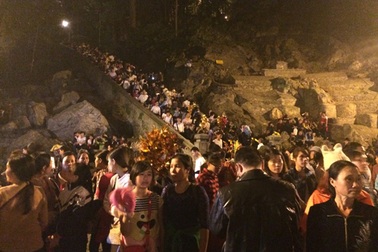 Chen chúc đi lễ Chùa Hương từ tờ mờ sáng