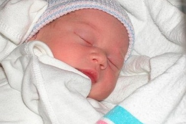 Bé gái sơ sinh bị bỏ rơi đã được nhận nuôi