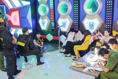 20 thanh niên phê ma túy trong phòng karaoke