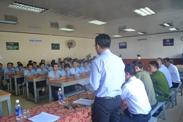 Tuyên truyền cho công nhân cách thể hiện lòng yêu nước