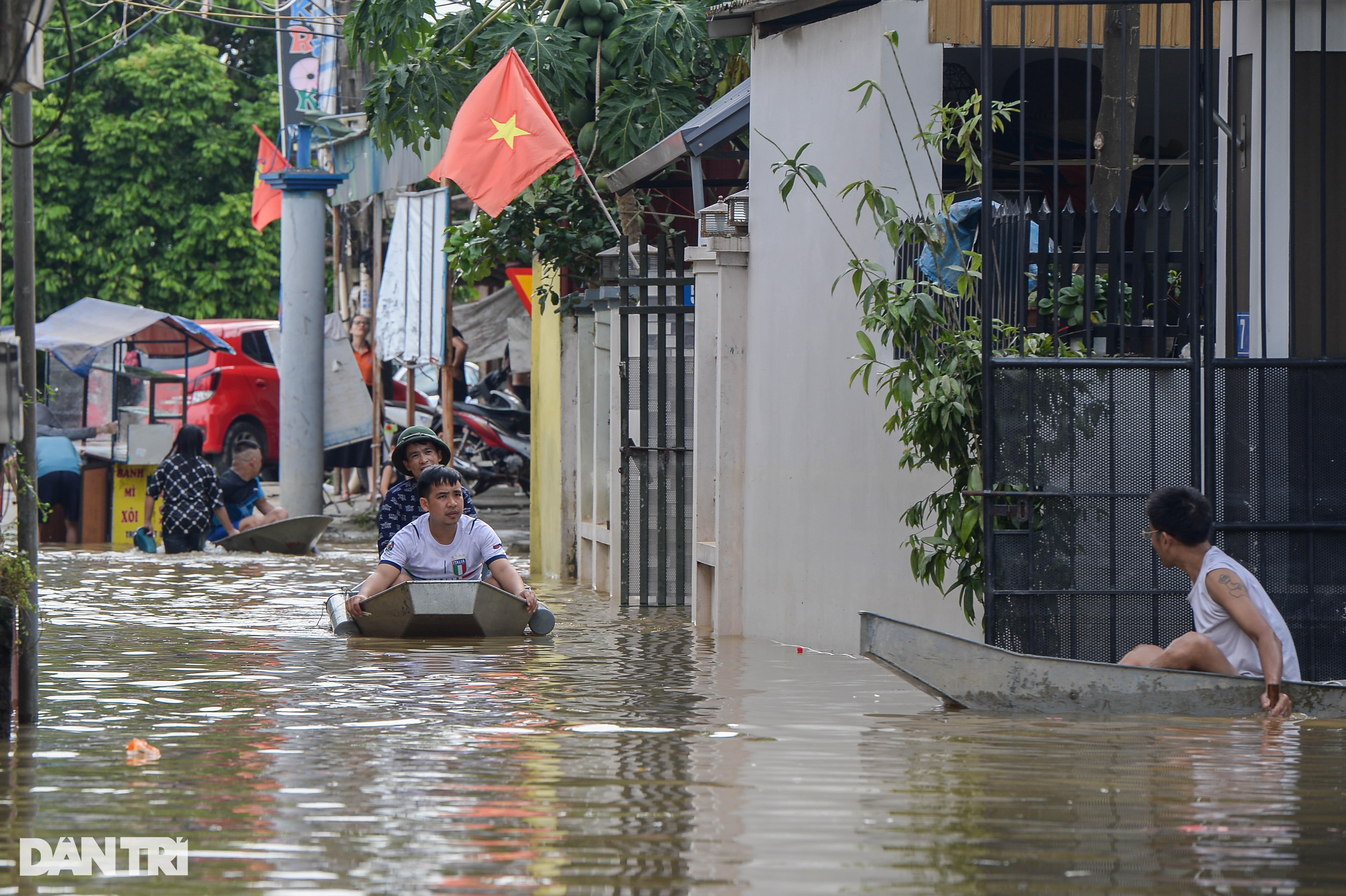 View - Hà Nội: Nước lũ dâng cao hơn 5m, người dân "sơ tán" đàn lợn lên tầng 3 | Báo Dân trí