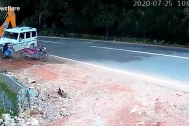 Người đàn ông được cứu khỏi vụ tai nạn giao thông nhờ một vụ tai nạn khác