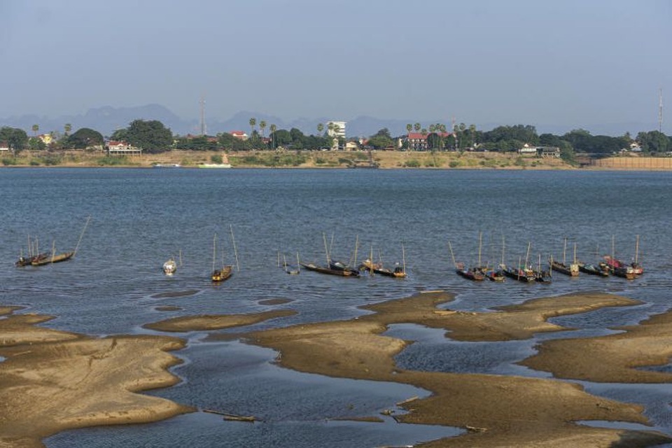 Sông Mekong đổi sang màu lạ vì cạn nước - 1 Sông Mekong đổi sang màu lạ vì cạn nước - 1