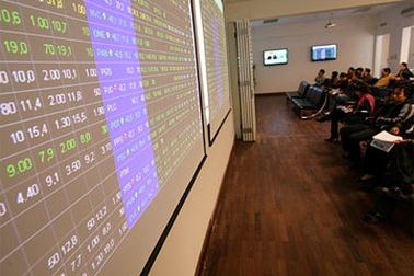 Giao dịch tăng đột biến, hai sàn phi nước đại