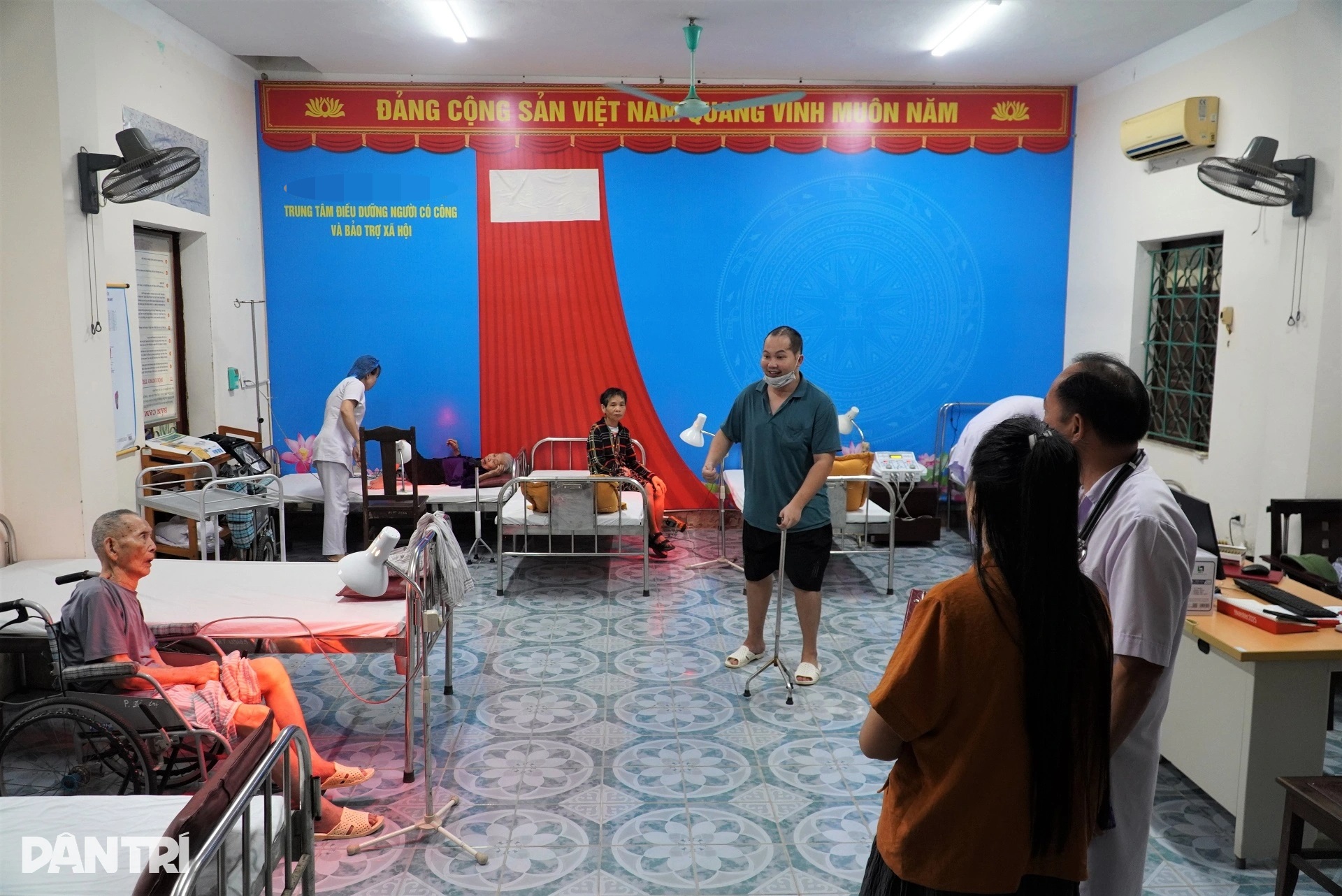 Nơi bác sĩ, điều dưỡng chăm ông bà người ta như người thân - 1 Nơi bác sĩ, điều dưỡng chăm ông bà người ta như người thân - 1
