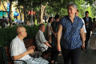 Ngoại trưởng Australia cảm nhận sắc thu Hà Nội