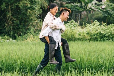 9X “khoe” bộ ảnh tình cảm bên người mẹ nông dân ngày Vu Lan