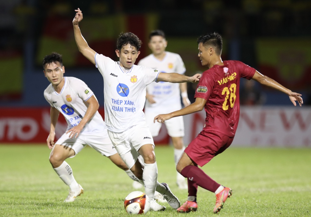 Ngoại binh tỏa sáng, CLB Nam Định lên ngôi đầu bảng V-League - 1