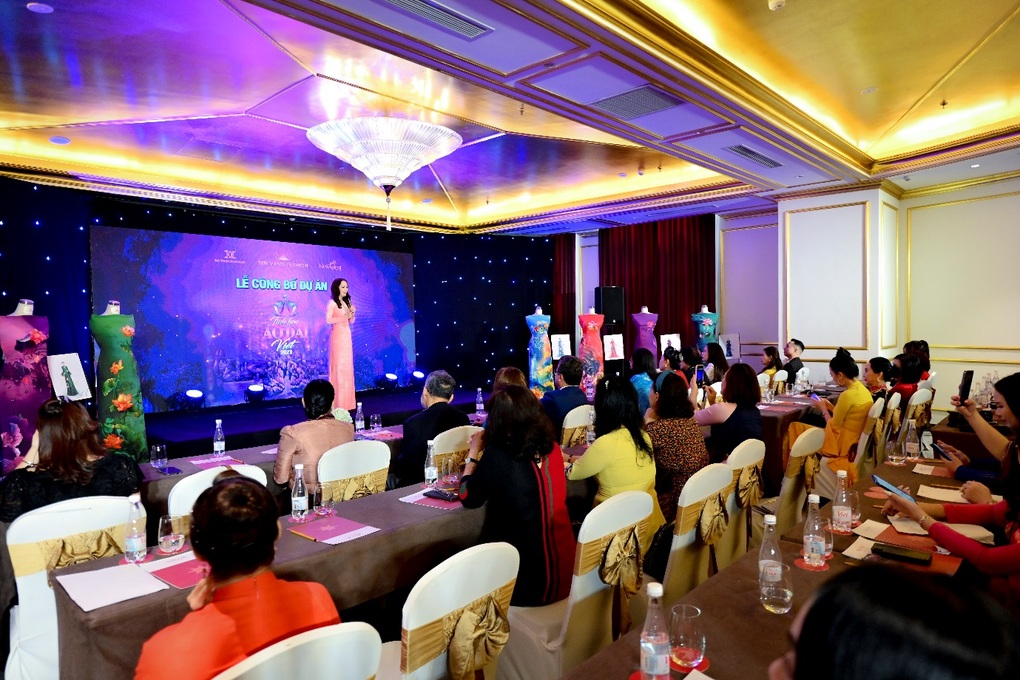 NTK Đỗ Trịnh Hoài Nam làm sống dậy nét thời thượng trong áo dài - 2 NTK Đỗ Trịnh Hoài Nam làm sống dậy nét thời thượng trong áo dài - 2