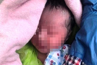 Đi bắt cào cào, bàng hoàng phát hiện bé sơ sinh trong nghĩa trang